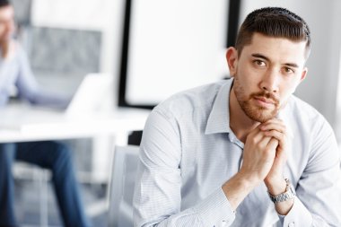 Çekici ofis çalışanı masada oturuyor.