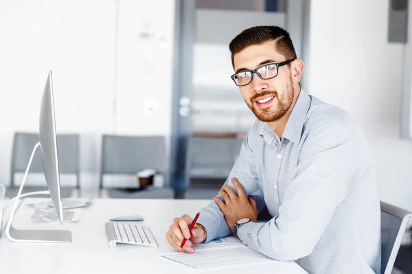 Mannelijke kantoor werknemer zit aan Bureau — Stockfoto