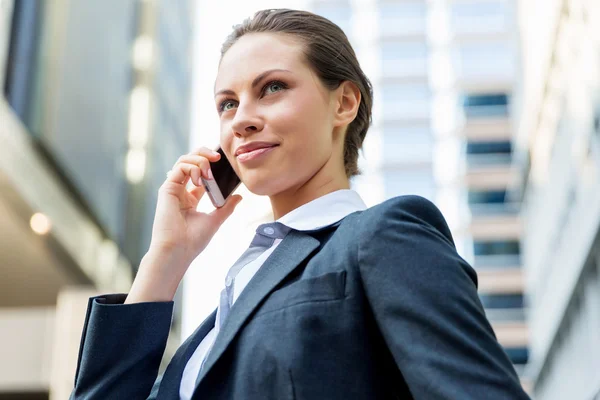 Portrait de femme d'affaires souriant en plein air — Photo