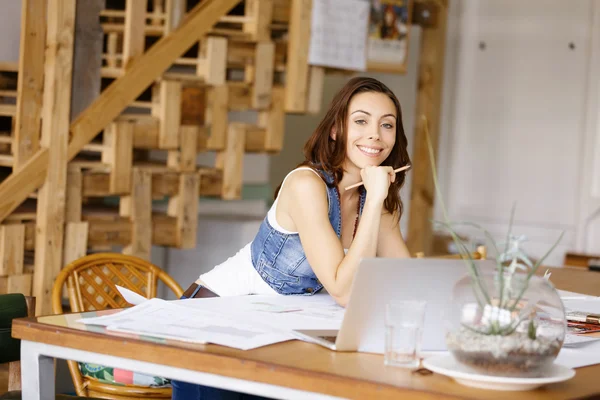 Yaratıcı ofiste duran genç kadın — Stok fotoğraf