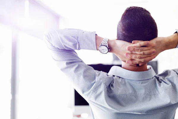 Attraktive Büroangestellte am Schreibtisch — Stockfoto