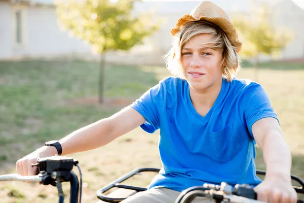 Junge fährt mit Bauernhof-LKW in Weinberg — Stockfoto