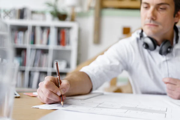 Ung affärsman i tjänst — Stockfoto