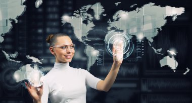 Sanal arabirim ile çalışan kadın