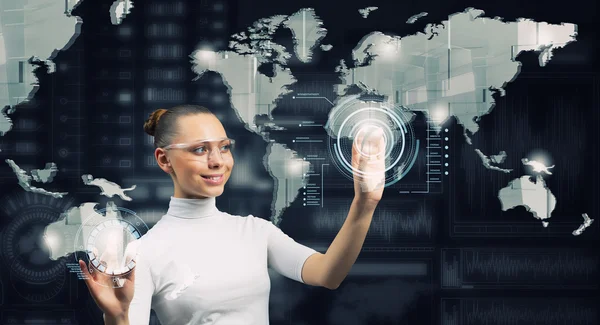 Sanal arabirim ile çalışan kadın