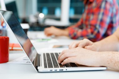 Klavyeye yazı yazan eller