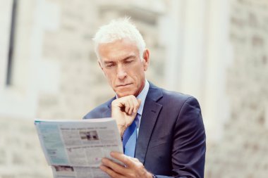 Açık havada kendinden emin bir iş adamının portresi.