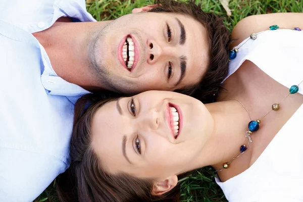 Jovem casal no parque — Fotografia de Stock