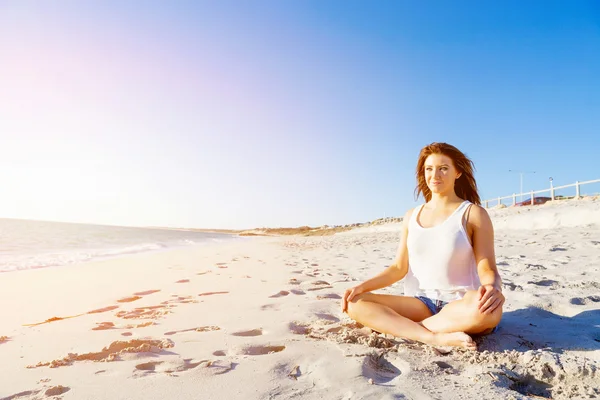 Jovem mulher relaxante na praia — Fotografia de Stock