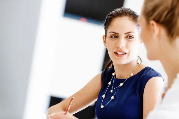 Twee vrouwelijke collega 's in functie — Stockfoto