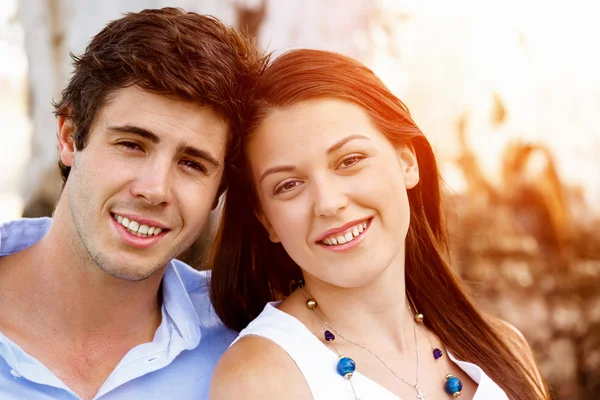 Jeune couple dans le parc — Photo