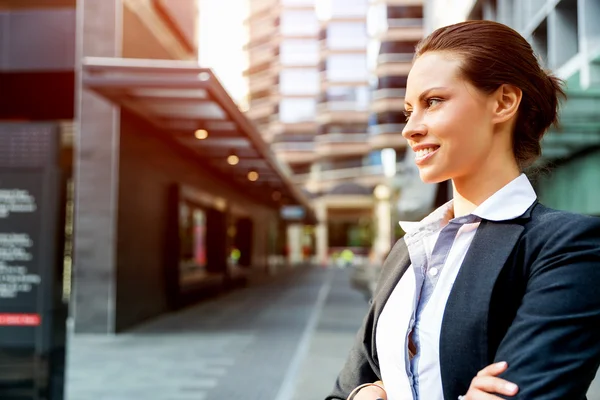 Portrait of business woman smiling outdoor — Stock Photo, Image