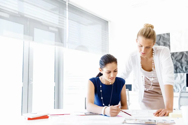 Twee vrouwelijke collega 's in functie — Stockfoto