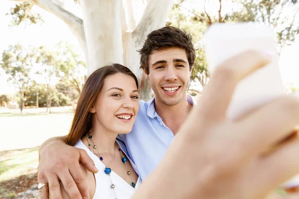 Jong stel in het park — Stockfoto