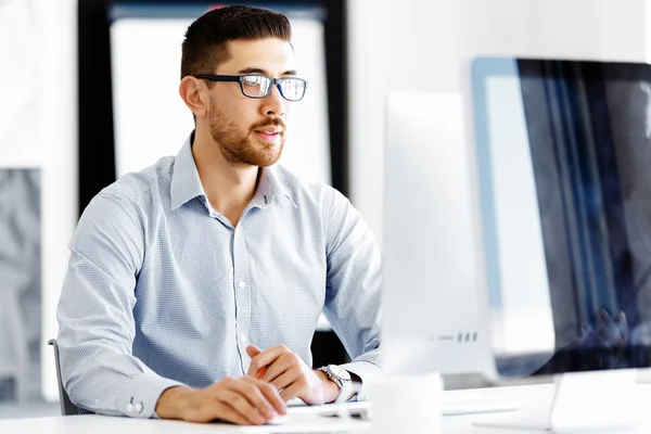 Trabalhador masculino no escritório sentado na mesa — Fotografia de Stock