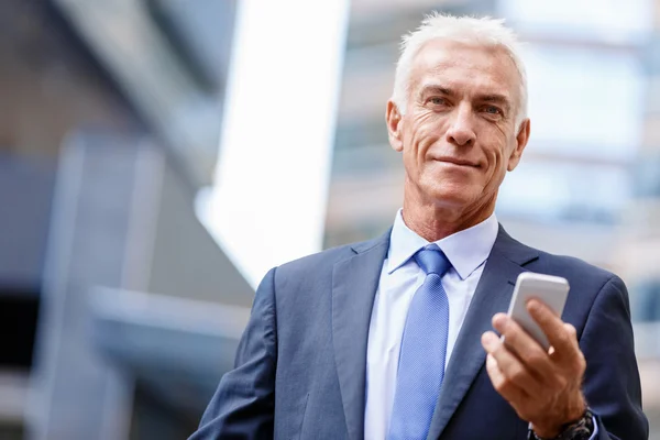 Retrato de empresario confiado al aire libre —  Fotos de Stock