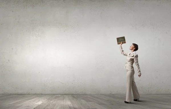 Wenn das Buch den Blick von der Realität abwendet — Stockfoto