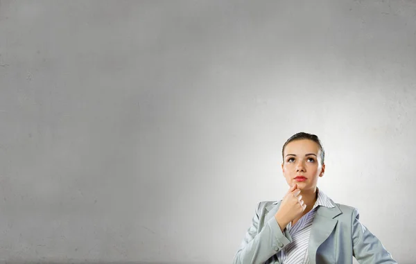 Nachdenkliche Frau und ihre Gedanken — Stockfoto