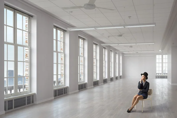 Zakenvrouw op stoel in office — Stockfoto