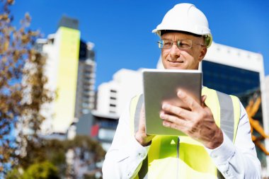 İnşaat alanında mühendis.