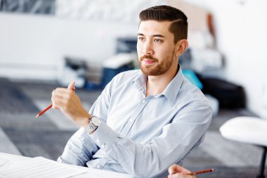 ofis yakışıklı işadamı