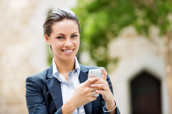 Portrait of business woman smiling outdoor — Stock Photo, Image