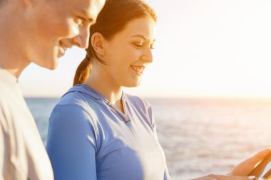 İle akıllı telefonlar açık havada genç Çift