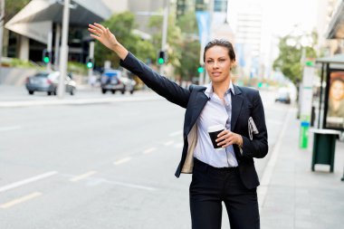 Taksi yakalamak iş kadın portresi