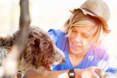 Üzüm bağı çocuk