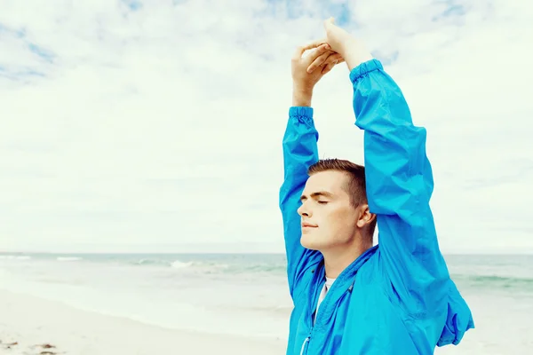 Mannen på stranden utanför — Stockfoto