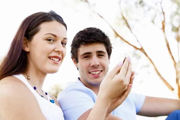 Young couple in the park — Stock Photo, Image