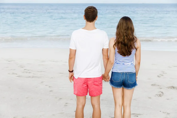Junges verliebtes Paar am Strand — Stockfoto