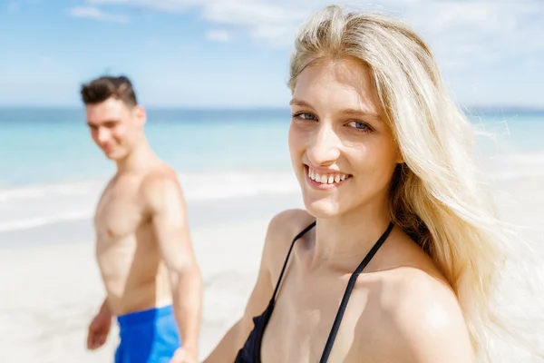 Romantique jeune couple sur la plage — Photo