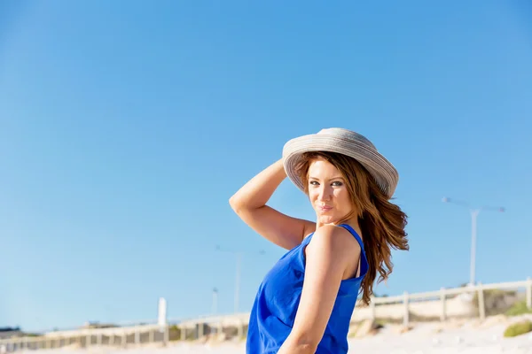Young woman at the beach — Stock Photo, Image