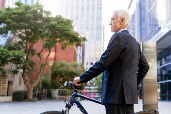 Homme d'affaires prospère à vélo — Photo