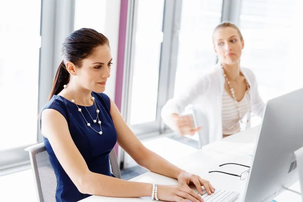 Two female colleagues in office — Stock Photo, Image