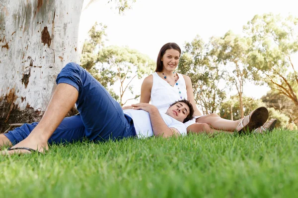 Jong stel in het park — Stockfoto