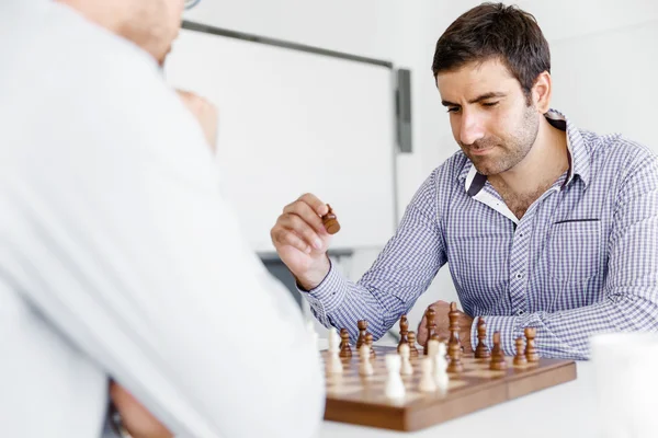 Portret dwóch młody człowiek gry szachy — Zdjęcie stockowe
