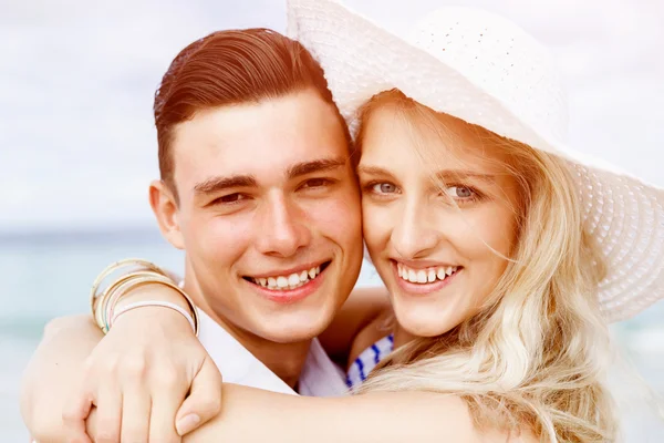 Romantische jonge paar op het strand — Stockfoto