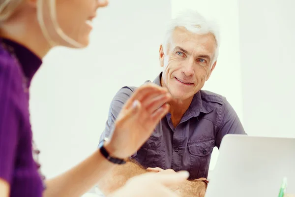 Collaboratori che lavorano insieme — Foto Stock