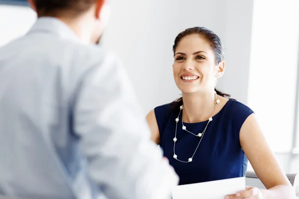 Aantrekkelijke kantoormedewerker aan het bureau — Stockfoto