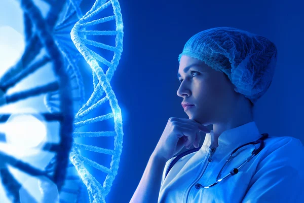 Mujer tecnóloga en laboratorio — Foto de Stock