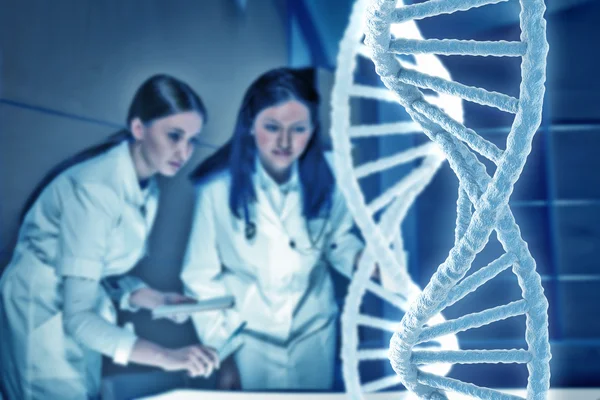 Laboratuvarda iki bilim adamı