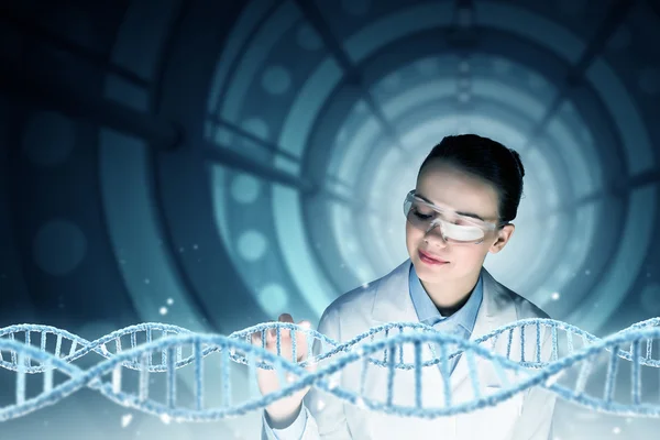 Tecnologista de ciências da mulher em laboratório — Fotografia de Stock