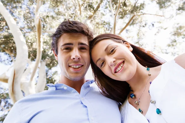 Jeune couple dans le parc — Photo