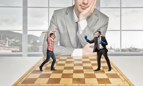 Affärsman kämpar på schackbrädet — Stockfoto