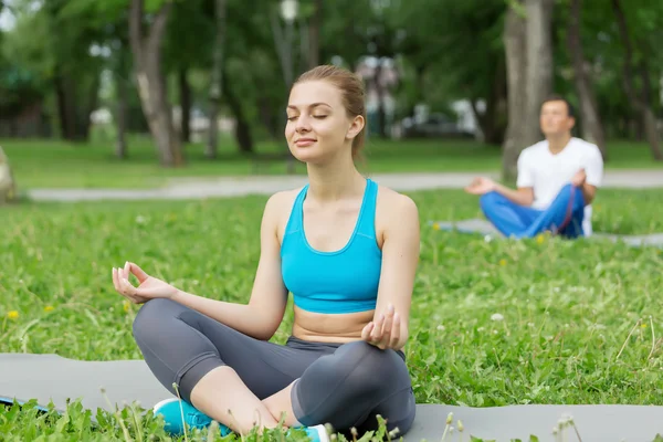 Yoga praktijk hebben in park — Stockfoto