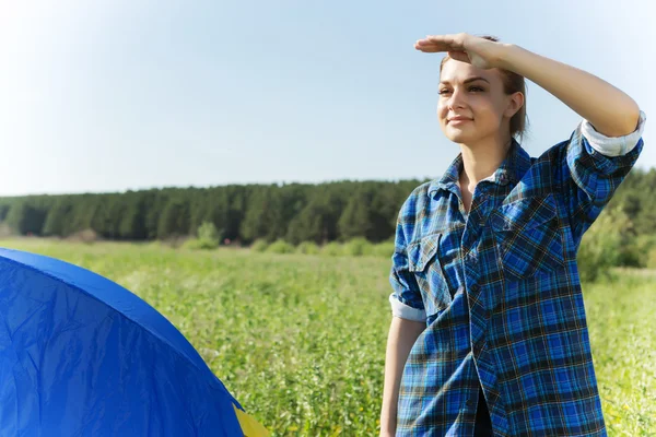 Pretty woman in summer forest — Stock Photo, Image