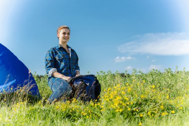 Uzun yürüyüşe çıkan kimse kadın yaz ormandaki