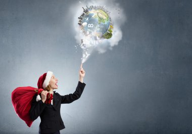 iş kadını olarak Noel Baba şapkası